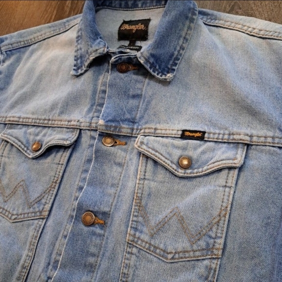 Wrangler Denim Jacket Bleached Distressed Trucker Style Blue Mens Medium - Picture 7 of 7